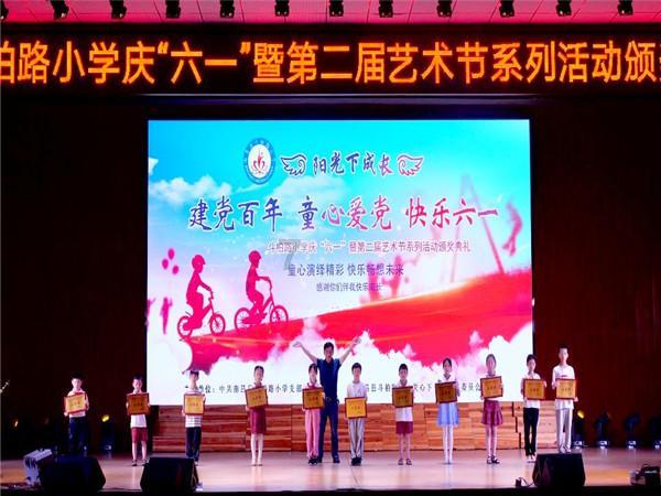 山西:“女子乘坐出租车打表被拒” ,驾驶员被罚款1500元,并责令其暂停营运